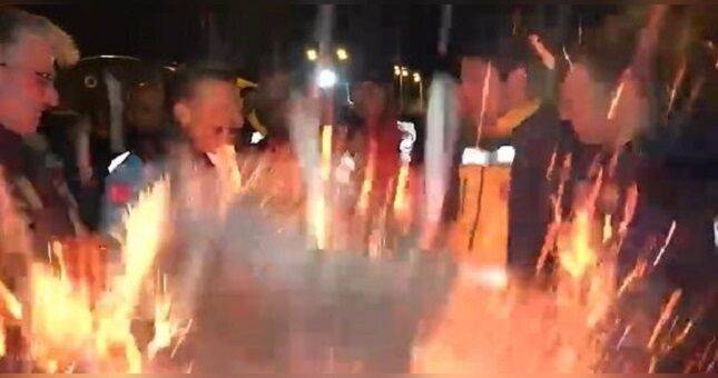Взрыв прогремел у ног главы Минздрава Турции в зоне землетрясения. Видео