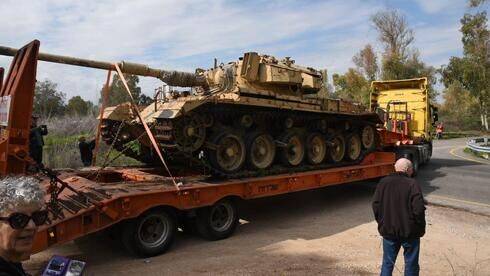 Израильские ветераны угнали танк-памятник для марша протеста против реформы