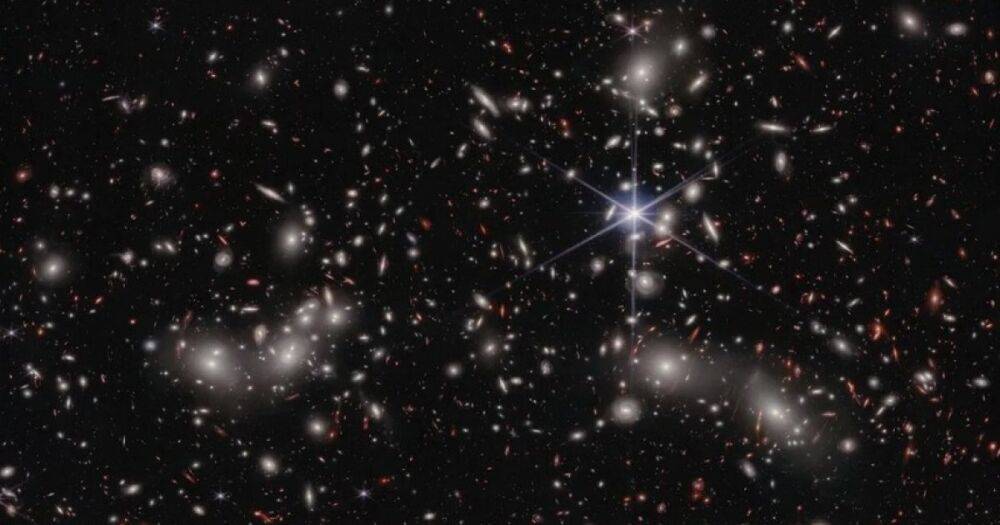 Новый снимок телескопа Уэбб показал ранее неизвестные особенности гигантского скопления галактик (фото)