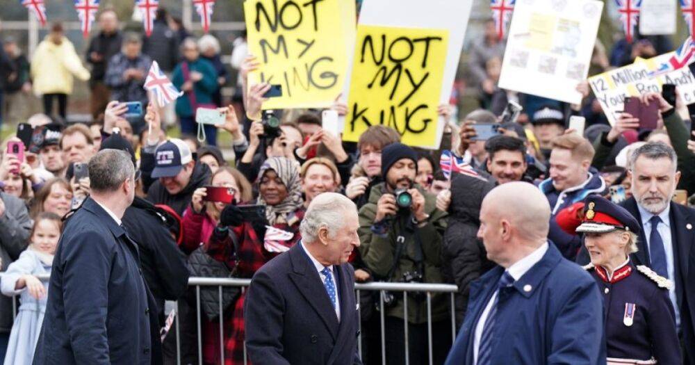 Король Карл III проигнорировал протестующих с табличками "Не мой король"
