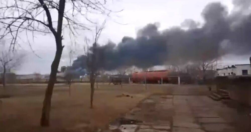 В Бердянске горит база, где находился госпиталь окупантов (ВИДЕО)