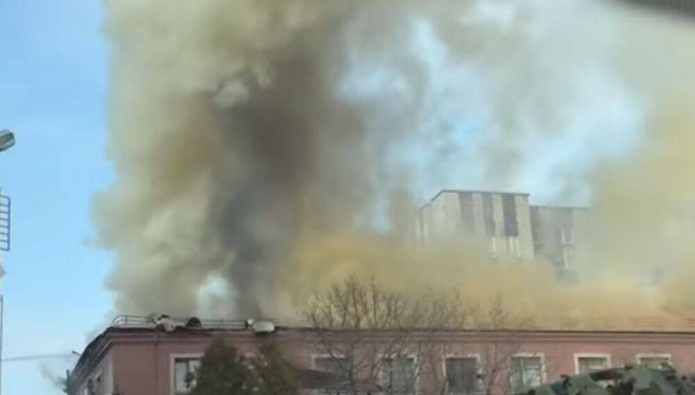 У оккупантов серьезный переполох: в центр Донецка завезли мощную "бавовну", горит "прокуратура" орков. Видео