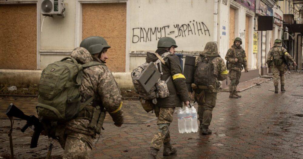 "Бои идут в городе": экс-командир "Азова" рассказал о ситуации в Бахмуте