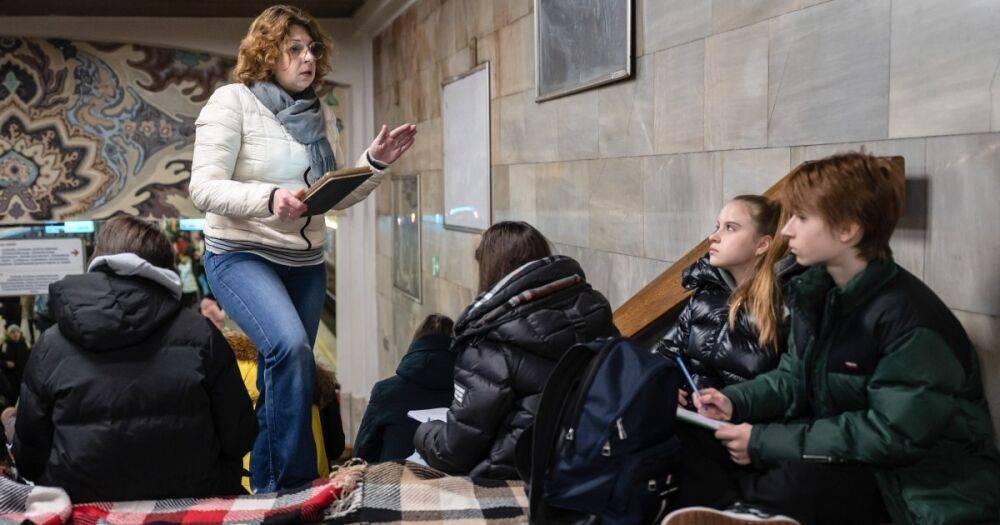 Из-за угрозы обстрелов школы в Киеве переведут на новую форму обучения: как будут работать