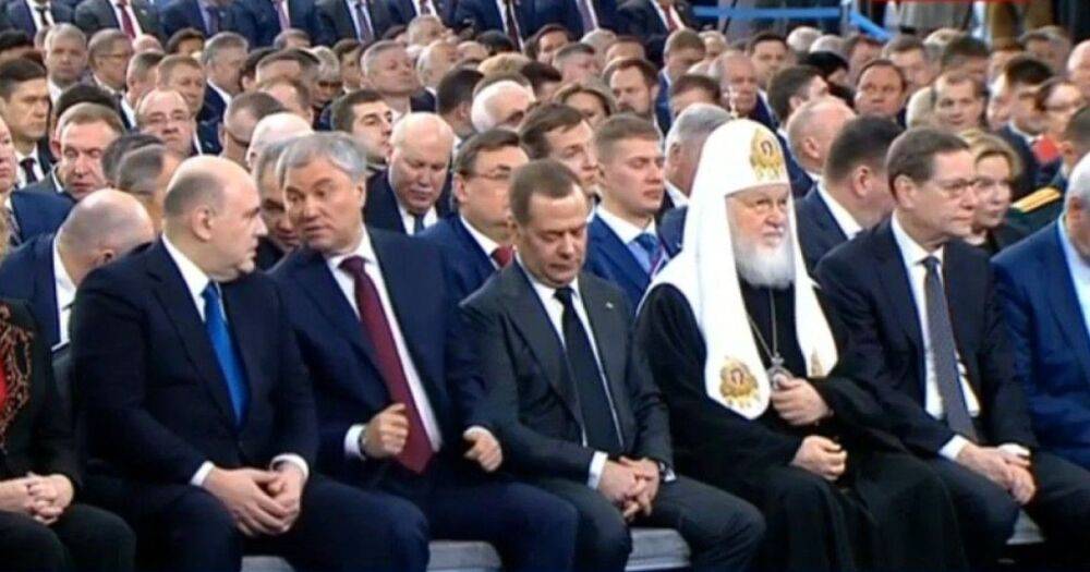 Дмитрий Медведев заснул во время обращения Путина к Федеральному собранию (фото)