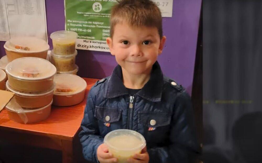 "Пока отец защищает страну": шестилетний волонтер помогает кормить людей на Северной Салтовке, фото