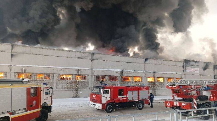 Масштабный пожар в РФ: в Красноярске горит склад холодильников