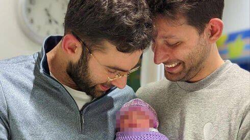 В Израиле впервые родился ребенок от двух отцов