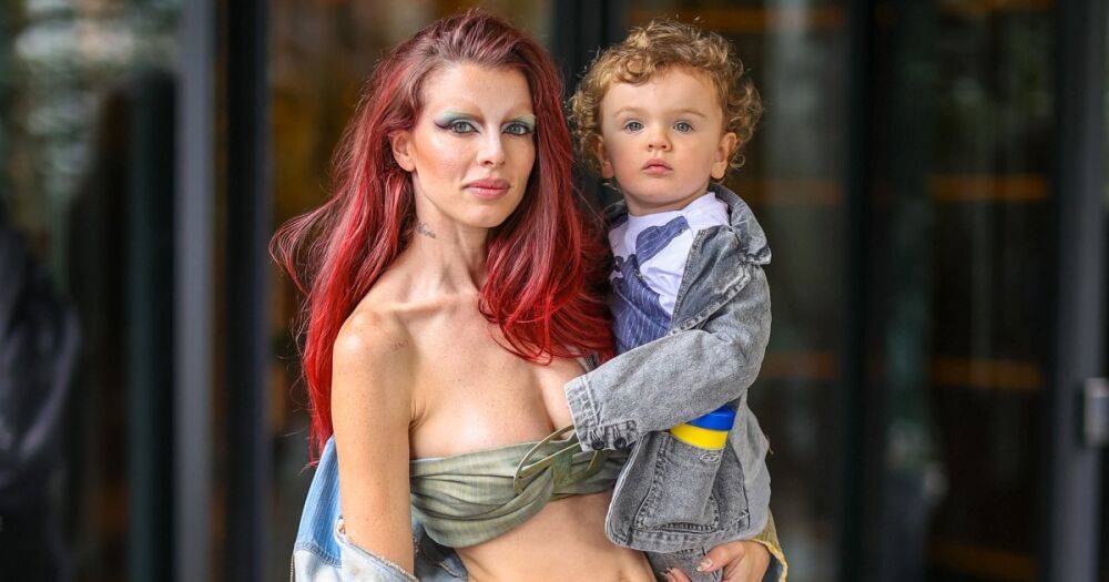 Джулия Фокс пришла на модный показ с двухлетним сыном