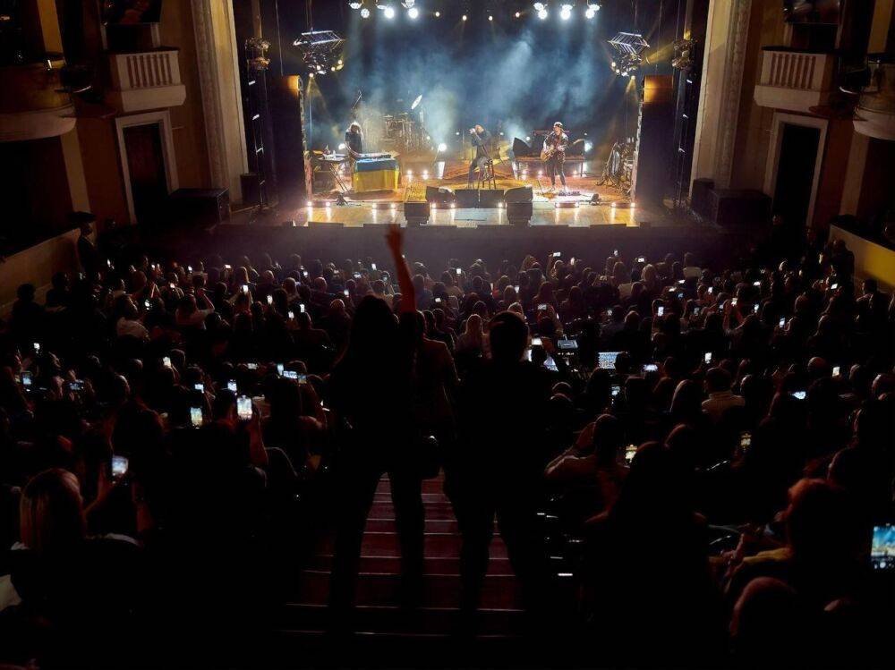 "Это был последний концерт в драмтеатре". Группа "Бумбокс" показала фото с выступления, которое состоялось ровно год назад в Мариуполе