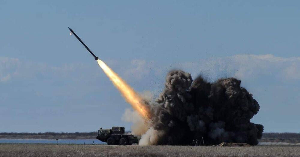 Украинские ракеты или HIMARS: чем были нанесены удары по военным объектам в Мариуполе (фото)