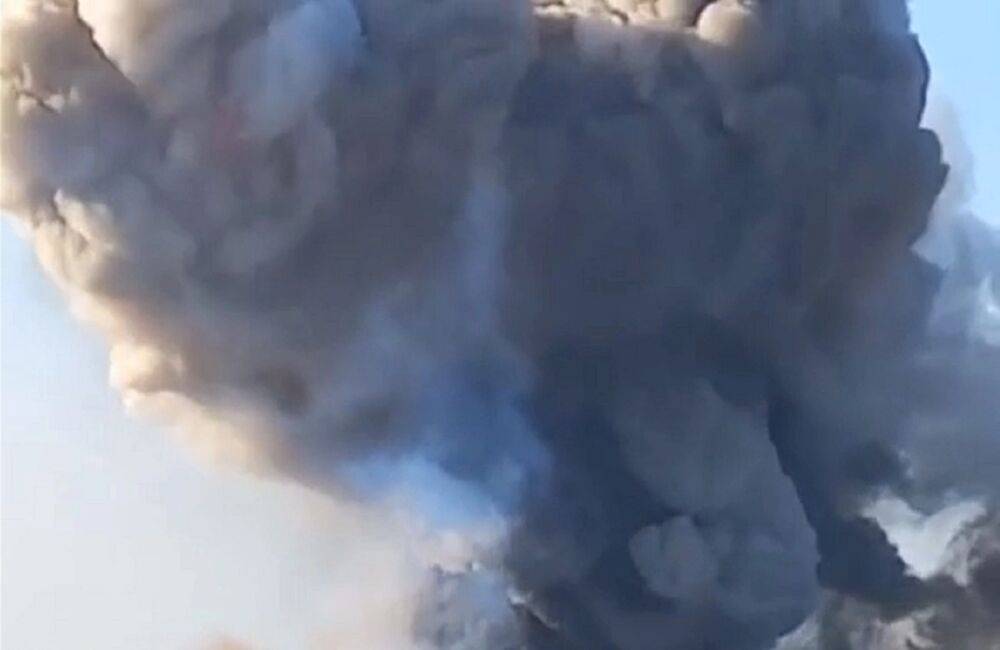 Начался пожар: появились кадры с места катастрофы российского самолета