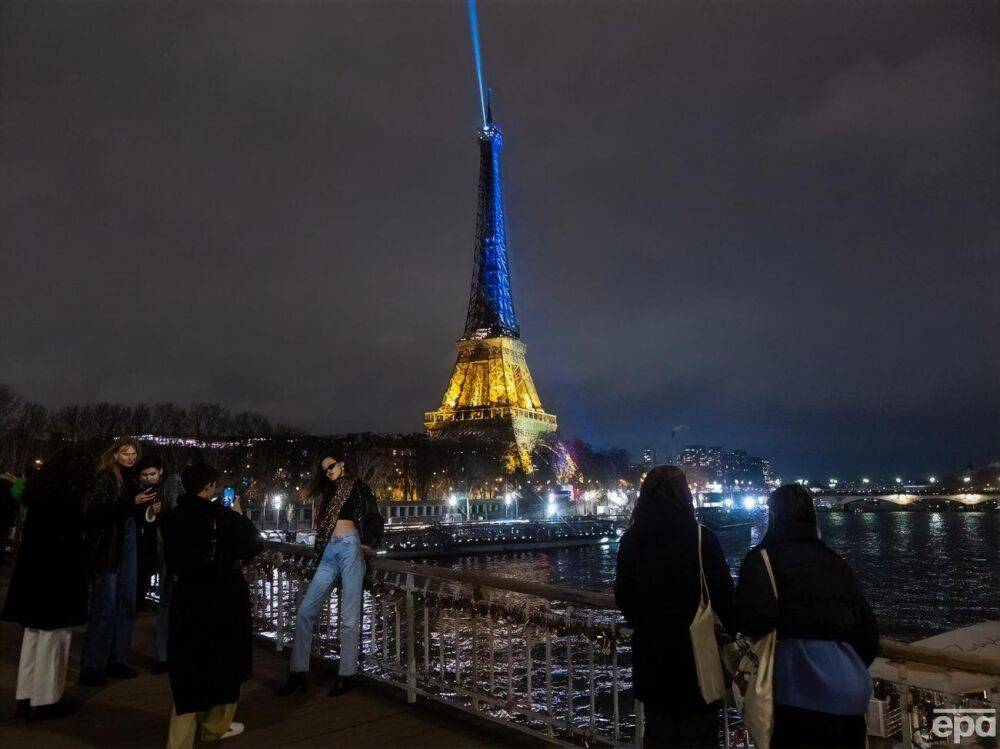 Эйфелеву башню подсветили цветами украинского флага. Мэр Парижа прокомментировала: "Слава Україні!"