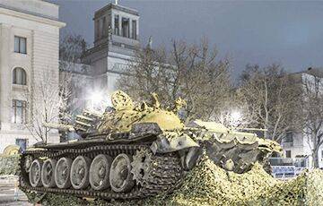 У посольства РФ в Берлине установили подбитый российский танк