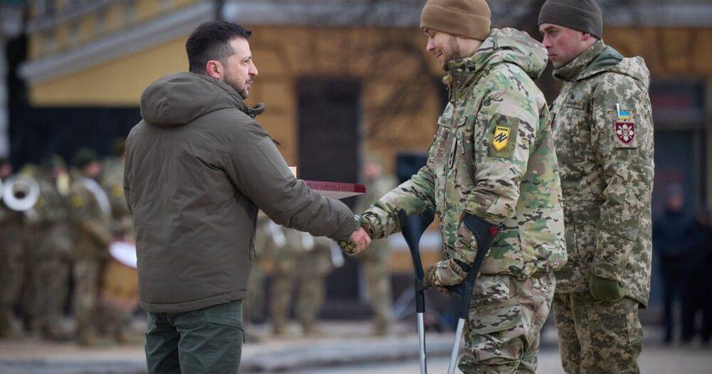 Зеленский наградил украинских защитников