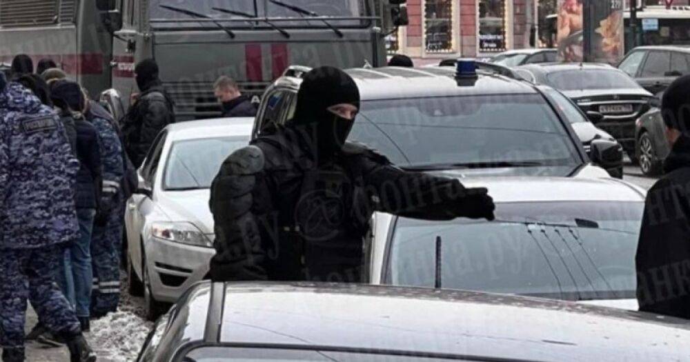 "Убегайте": мужчина расстрелял из обреза сотрудника ОМОНа в центре Санкт-Петербурга (видео)