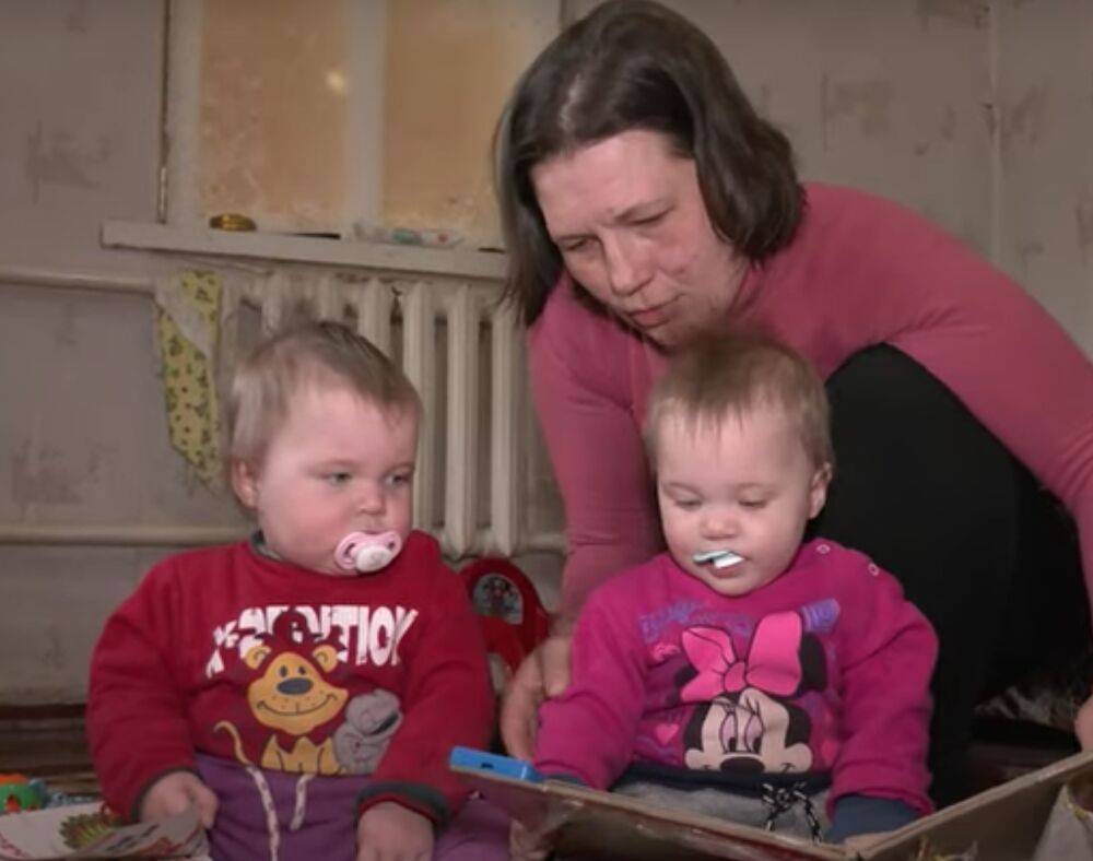 Для спасения подключали авиацию: харьковские близняшки, которые родились 24 февраля, пережили тяжелый год