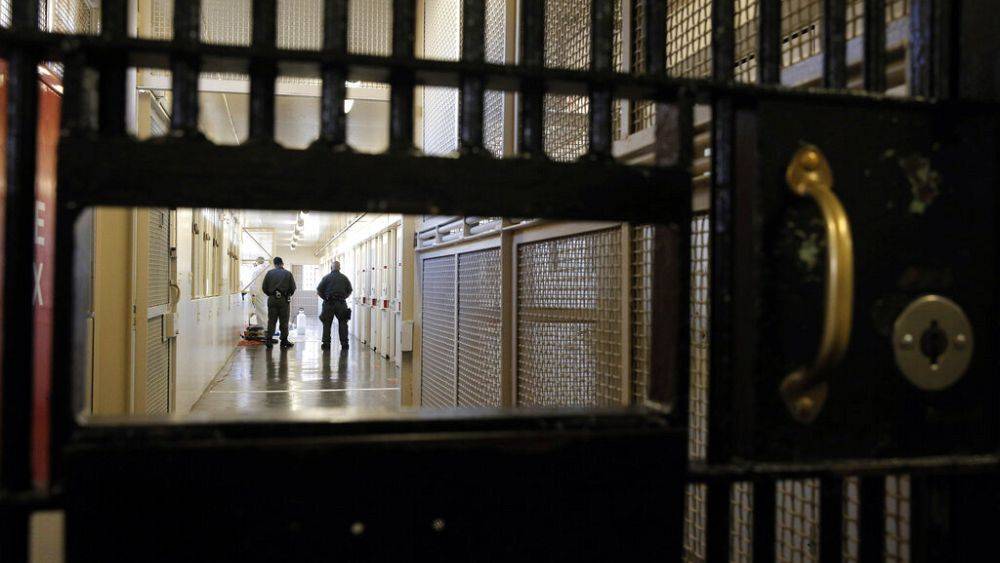 В наручниках и кандалах: первые заключенные доставлены в мегатюрьму в Сальвадоре