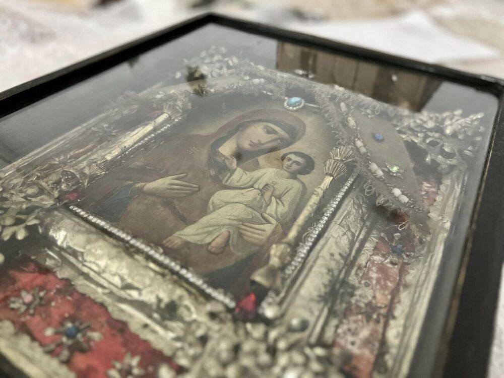 Старинную икону "Богоматерь Тихвинская" пытались вывезти из Украины в США под видом фурнитуры – таможня. Фото