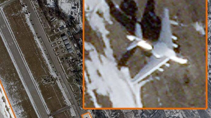 Спутник показал самолет в Мачулищах, который, вероятно, атаковали партизаны