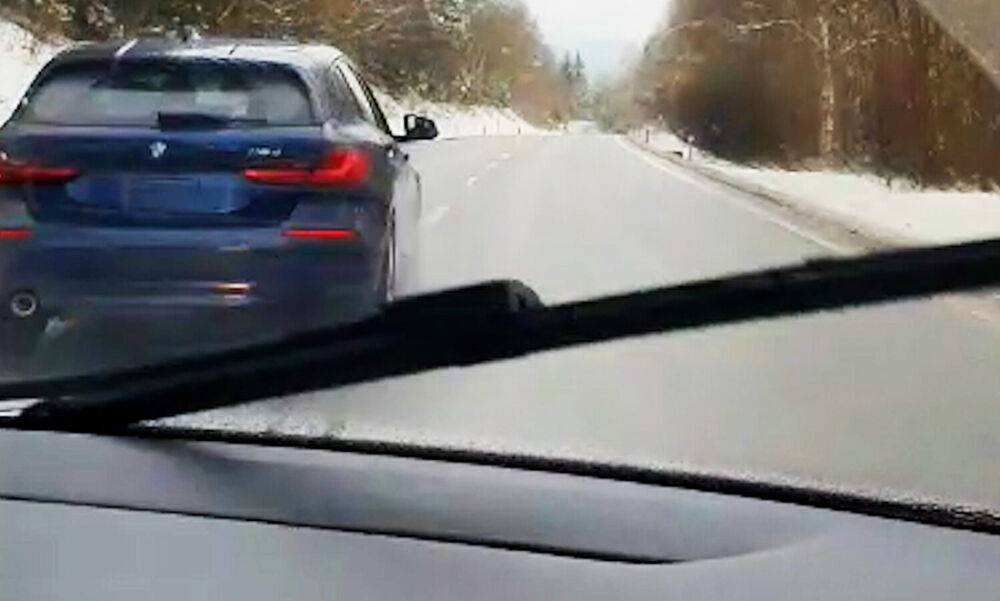 В Чехии иностранцы на BMW бросали бутылки в полицейскую машину: видео