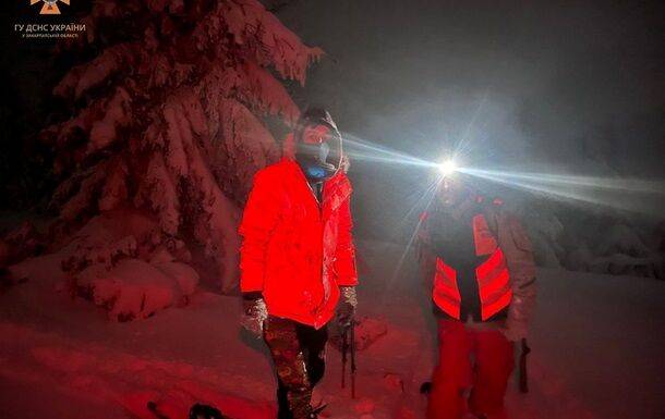 Закарпатские спасатели отыскали заблудившегося в лесу сноубордиста