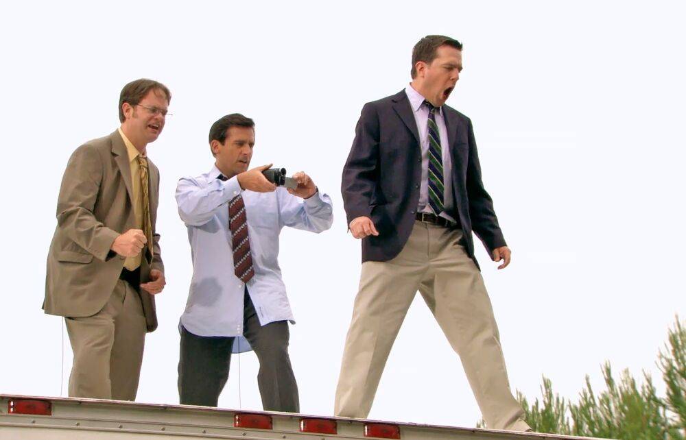 Сериал «Офис» опубликовал расширенную версию знаменитой сцены с 6-го сезона — где Майкл, Дуайт и Энди увлеклись паркуром