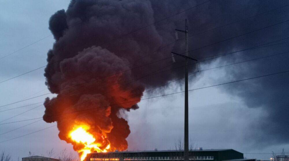 «Хлопок» в рф: в Белгородской области продолжается мощный пожар на нефтебазе