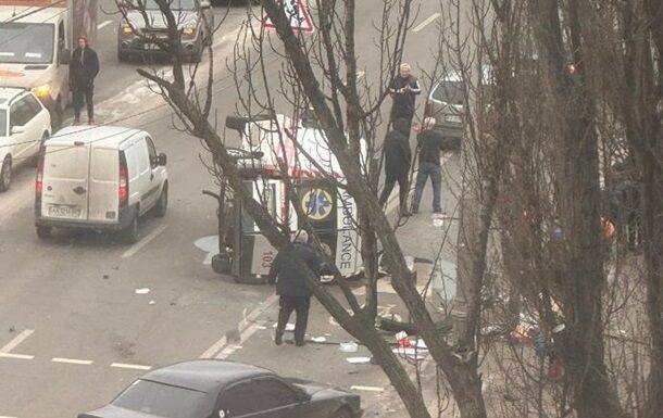 В Киеве перевернулось авто скорой помощи, пострадал водитель