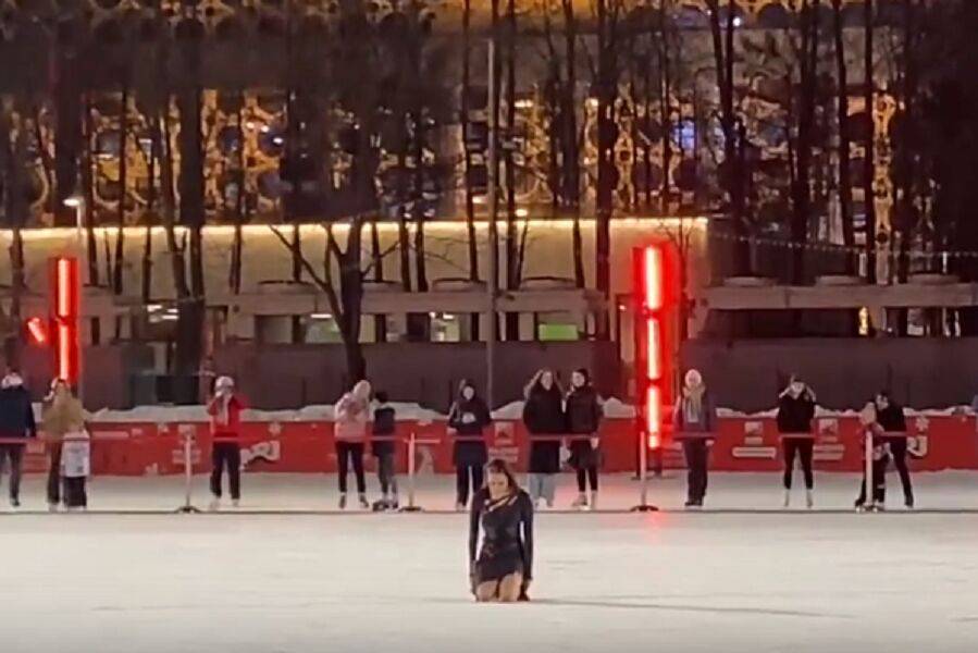 Загитова в открытом платье выступила с номером в морозной Москве. ВИДЕО