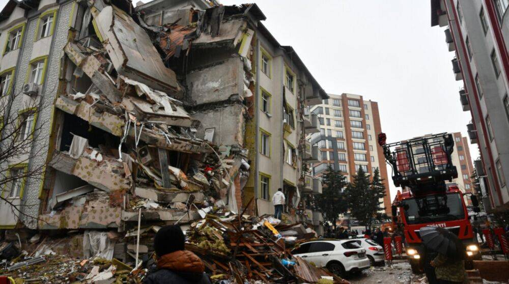 Больше 1300 человек погибли в результате землетрясения в Турции и Сирии, зафиксированы повторные толчки