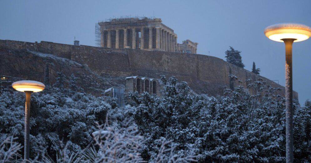 Из-за снежной бури в Греции закрыты школы и магазины, приостановлено движение на нескольких шоссе