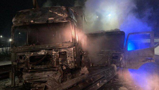 Два грузовика загорелись после столкновения на трассе «Дон» в Воронежской области, один из водителей погиб