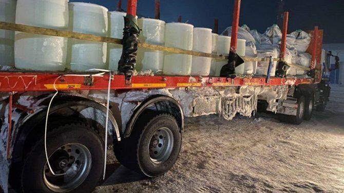 Грузовик, перевозивший соляную кислоту, попал в ДТП в Красноярском крае