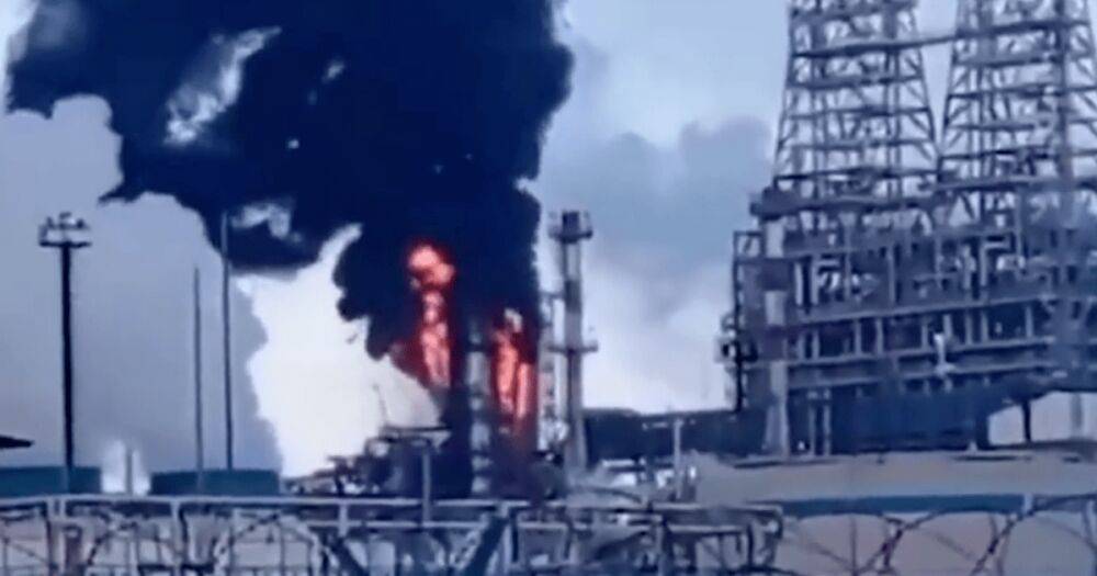 В РФ загорелся нефтеперерабатывающий завод, принадлежащий "Лукойлу" (фото, видео)