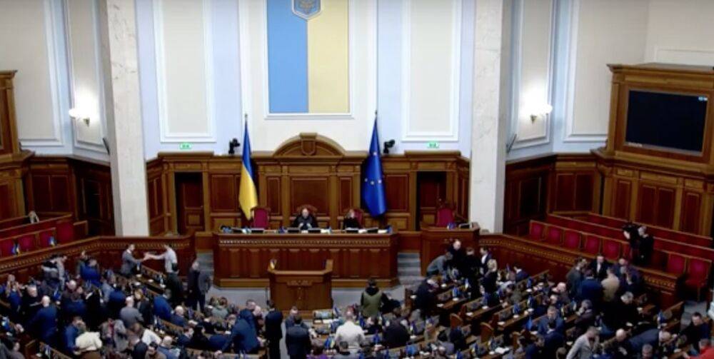 Спустя год войны: Рада наконец-то прозрела и отменила дикие правила для украинцев