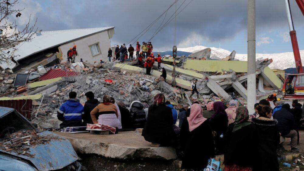 В разрушенных землетрясением районах на юге Турции вводится режим ЧП