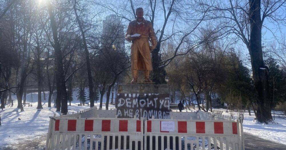 Дерусификация продолжается: в Киеве сносят памятники героям Советского Союза (фото)