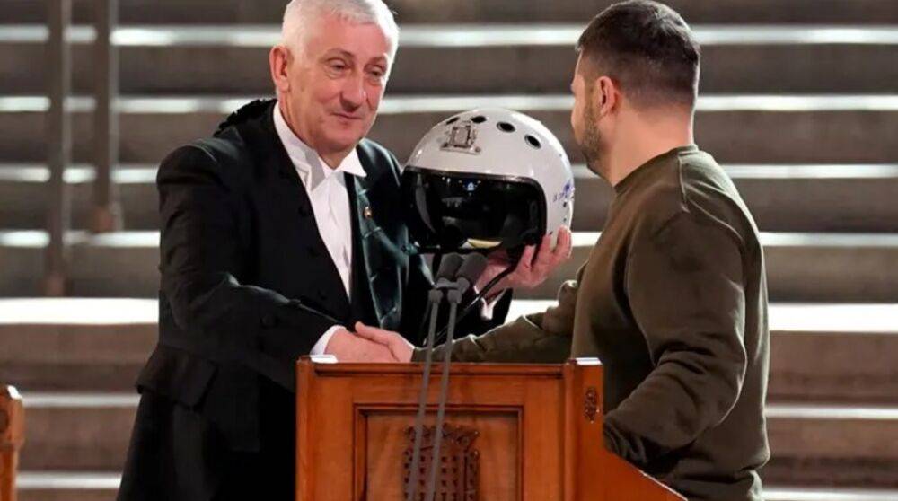 «У нас есть свобода, дайте нам крылья, чтобы защитить ее»: Зеленский подарил спикеру Палаты общин шлем пилота