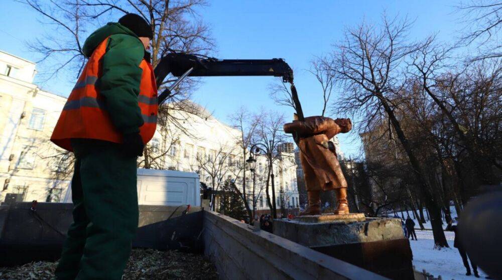 В Киеве демонтировали памятник Чкалову, на очереди – Ватутин