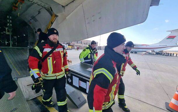 Первая группа украинских спасателей прибыла в Турцию