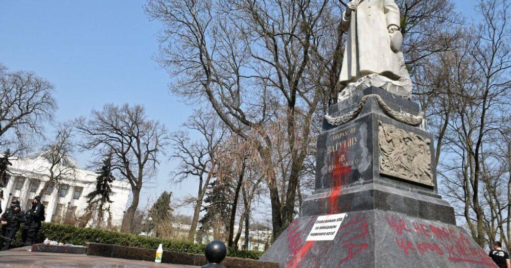 После Чкалова: в Киеве начали демонтаж памятника Ватутину (ФОТО)