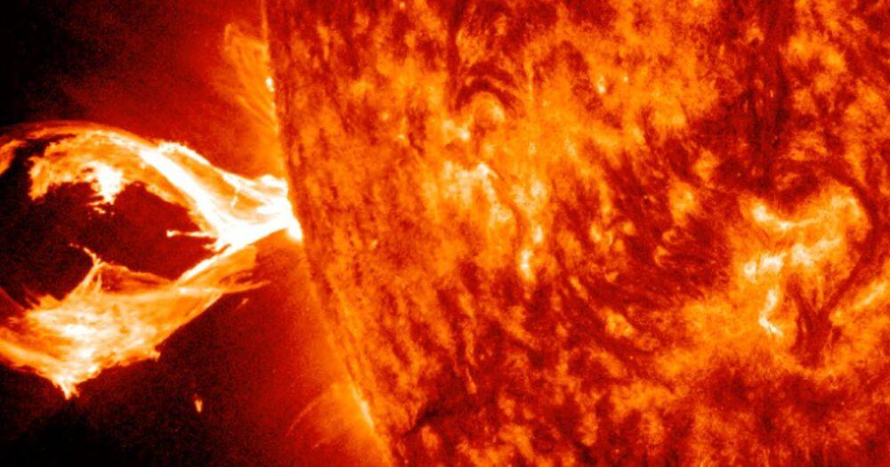 В 10 раз больше Земли. Из огромного пятна на Солнце вырвался мощный поток плазмы (видео)