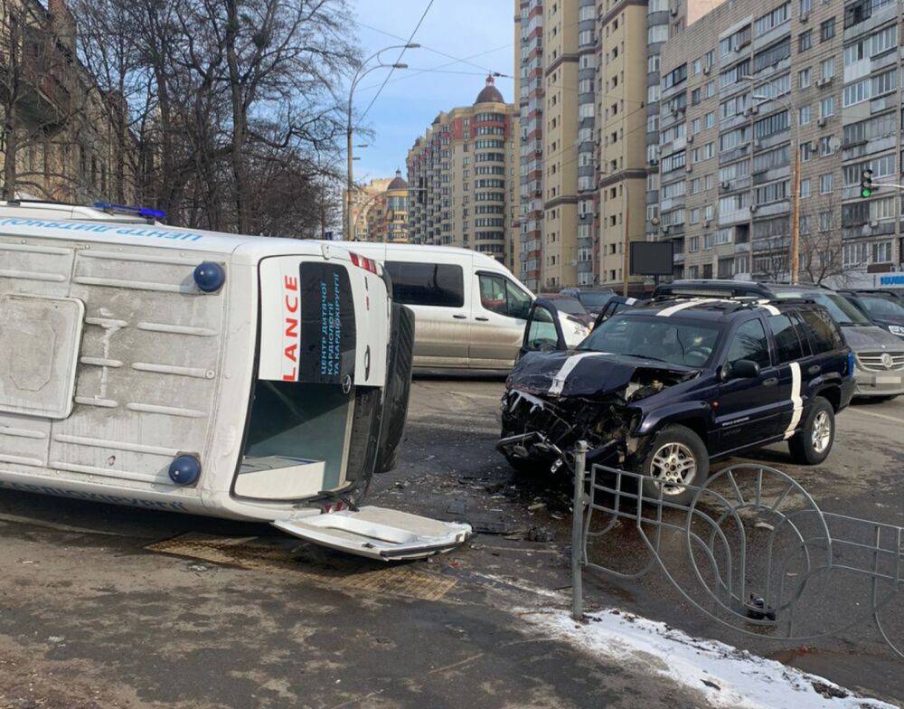 Авто на скорости протаранило в машину "скорой" с младенцем внутри, фото: кадры жуткого ДТП в Киеве