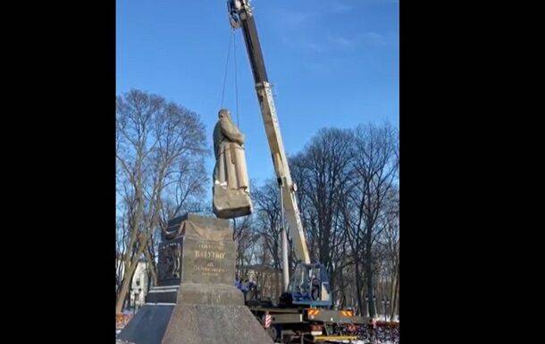 В Киеве снесли памятник Ватутину