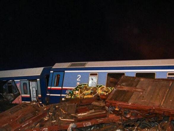 В Греции из-за столкновения двух поездов погибли 26 человек