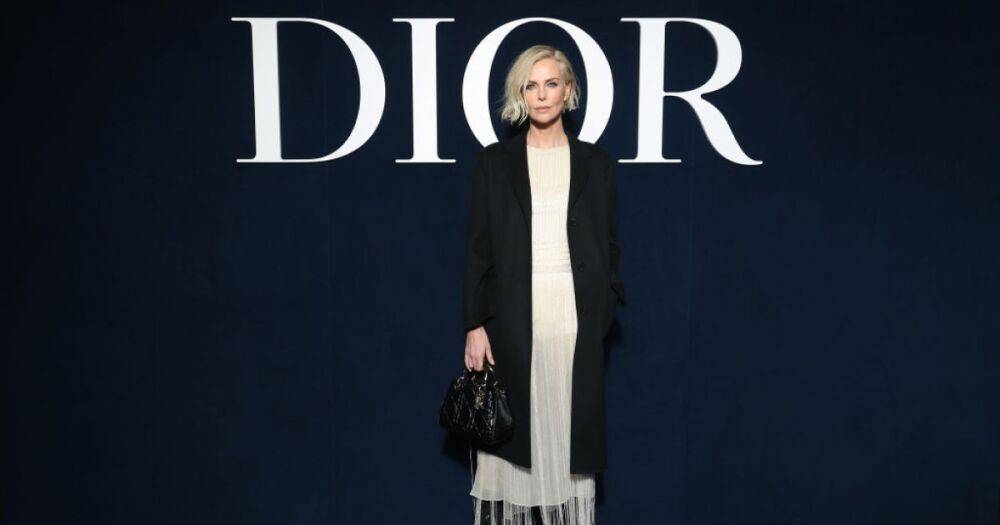 Шарлиз Терон в платье в стиле бохо на показе Dior в Париже