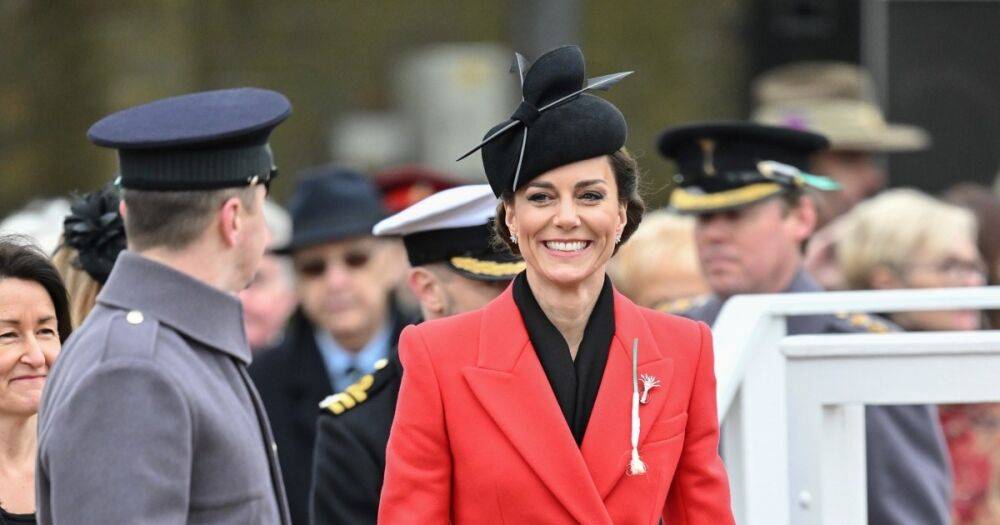 Черная шляпка и красное пальто. Кейт Миддлтон продемонстрировала идеальный весенний образ