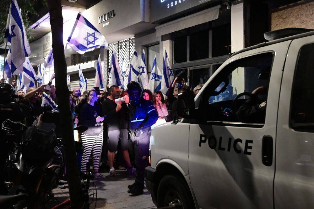 Демонстранты в Тель-Авиве блокировали парикмахерскую, в которой находится Сара Нетаниягу