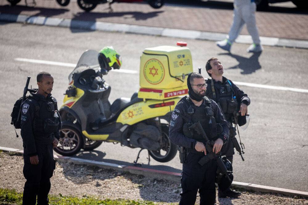 Полицейский тяжело ранен ножом при попытке усмирить душевнобольного в Иерусалиме